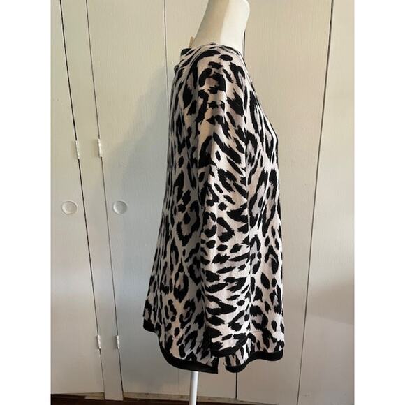 Chico's Size 1‎ (medium) Leopard Print Tunic Sweater Black & White - Picture 3 of 6